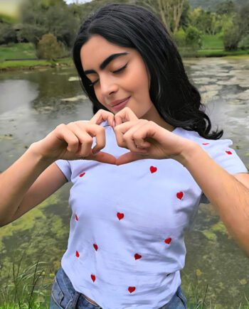 Camiseta Corazones por montón * Croptop Bordado Dama