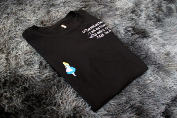 Camiseta Alicia en el País de las Maravillas * Bordado