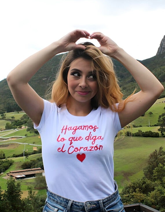 Camiseta LO QUE DIGA EL CORAZON * Bordada