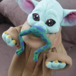 *Baby Yoda comiendo rana