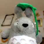 Totoro con hoja 45cm