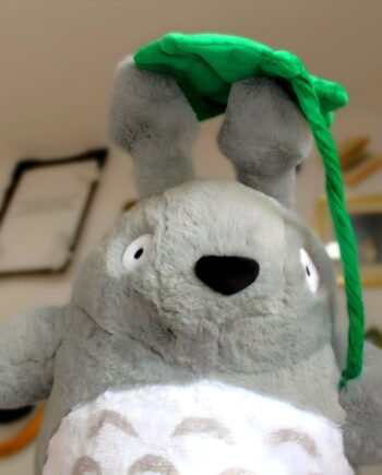 Totoro con hoja 45cm