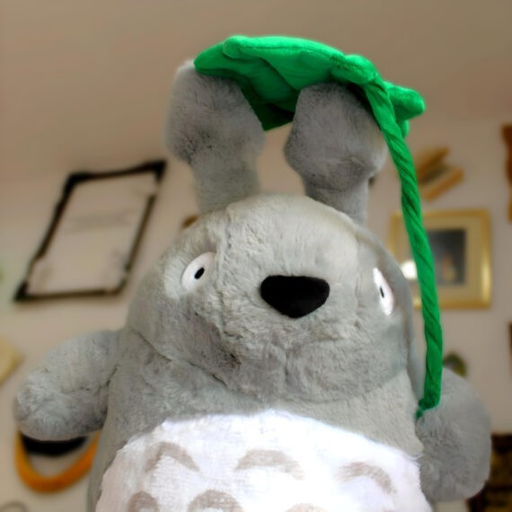 Totoro con hoja 45cm